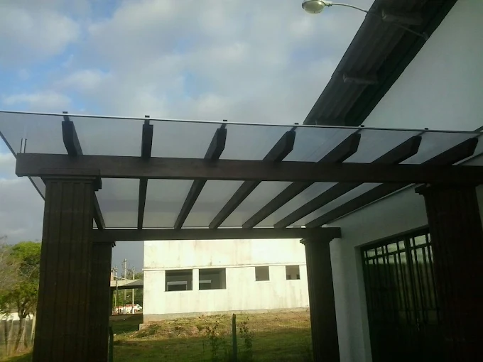 Cobertura de vidro sobre pergolado de madeira